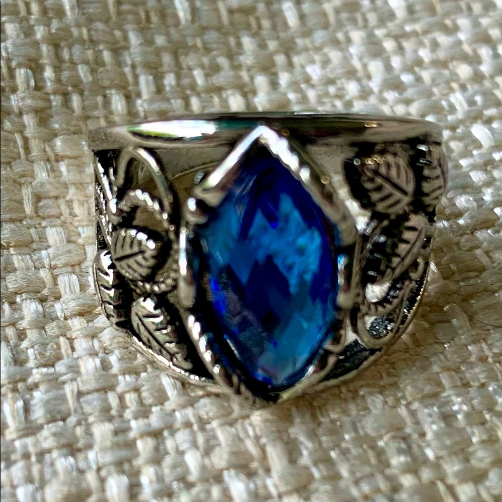 Beautiful Costume Jewelry Ring NWOT
